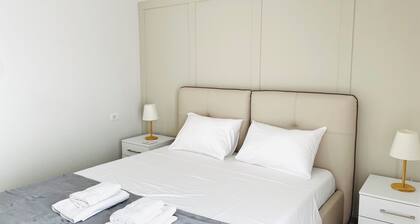 Nova - Charming 2-bedroom apartment in Divjakë with WiFi, AC, free parking.