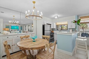 Dining - Elegant Beach Condo-Views of the beach, pool, and courtyard right from balcony!! (Destin)