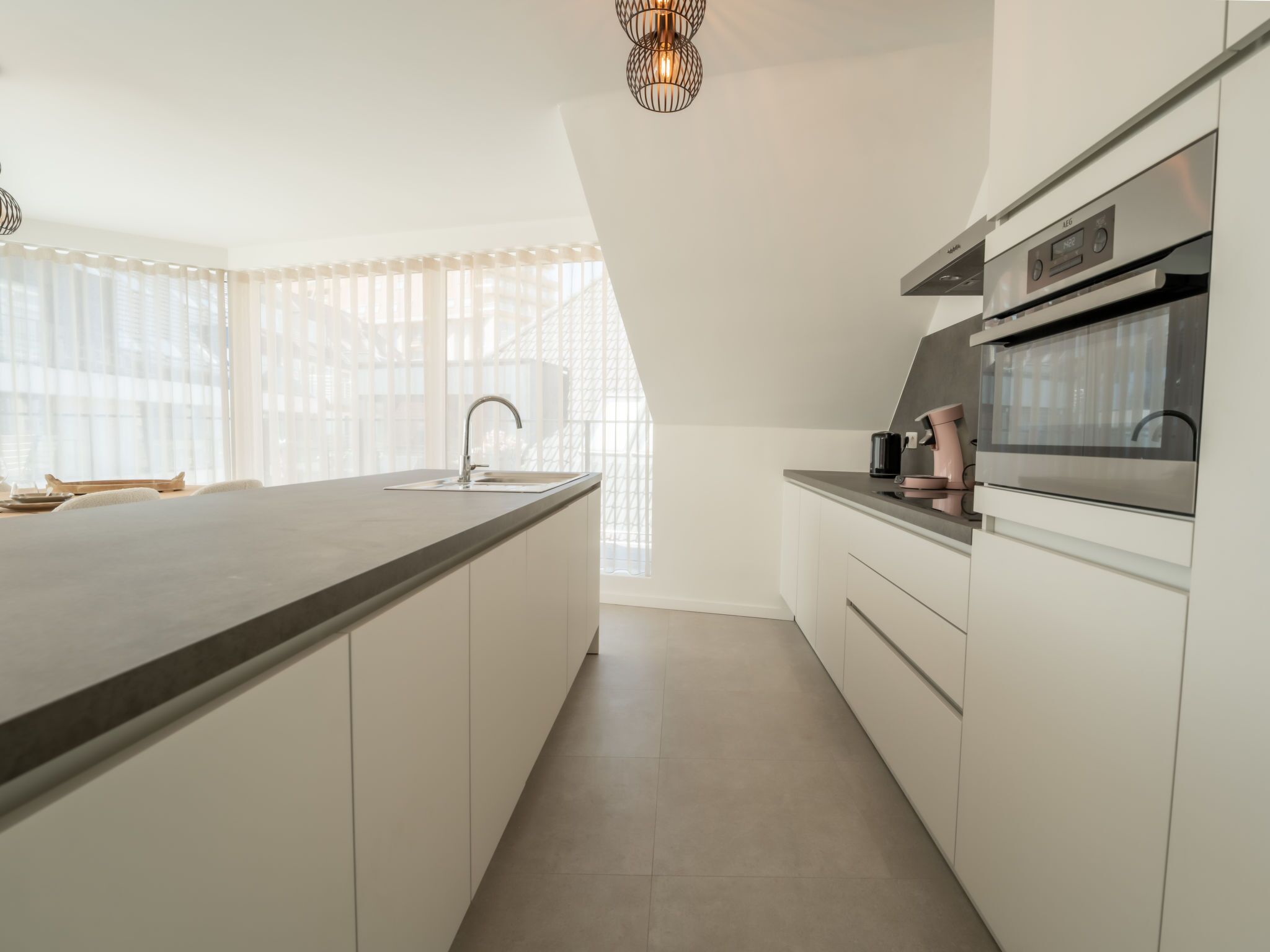 Een koelkast, een microgolfoven, een oven, kookgerei, borden en bestek