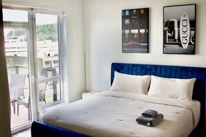 1 bedroom, WiFi, bed sheets - 1 bd / 1 ba with balcony, minutes to downtown Pitt, amenities included (Pittsburgh)