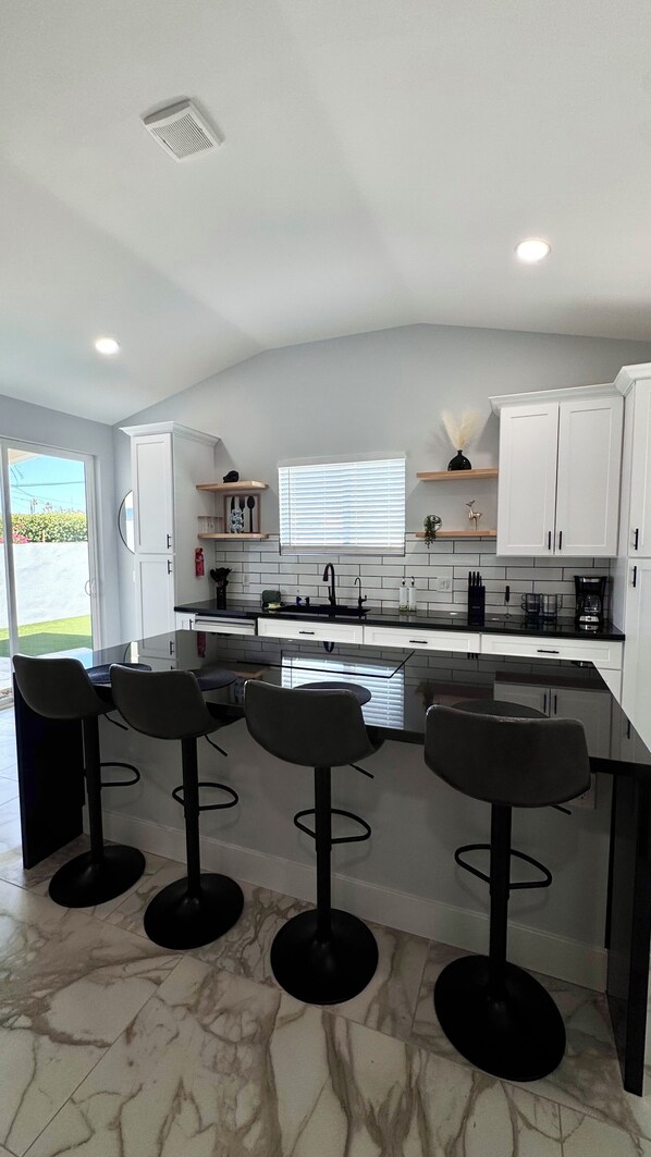 Mikrowelle, Herdplatte, Geschirrspüler