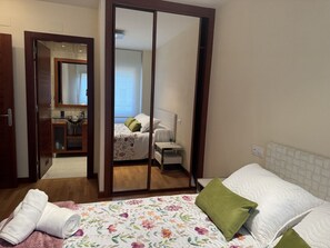 2 bedrooms, travel cot, bed sheets