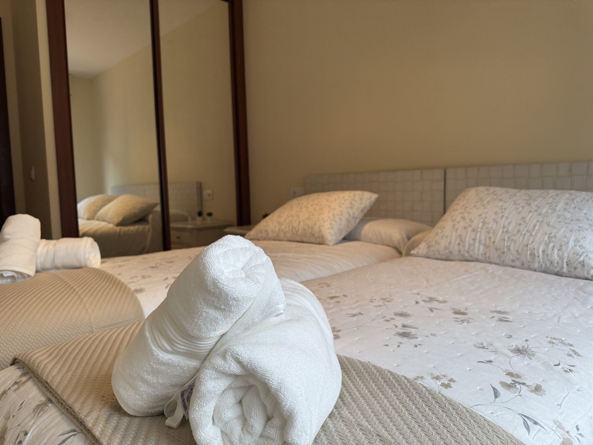 2 slaapkamers, reisbedje, beddengoed