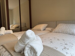 2 bedrooms, travel crib, bed sheets