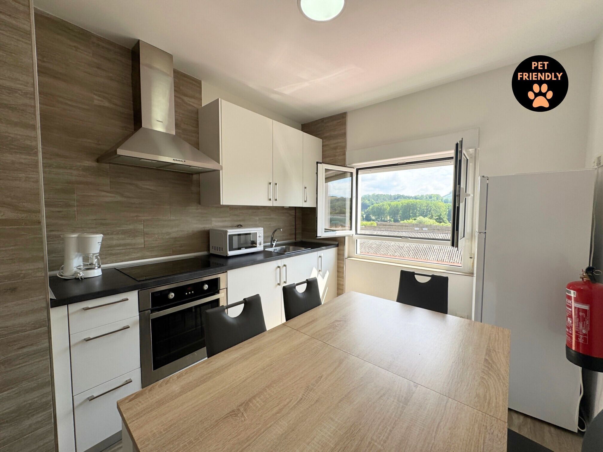 Kjøleskap, mikrobølgeovn, ovn og brødrister