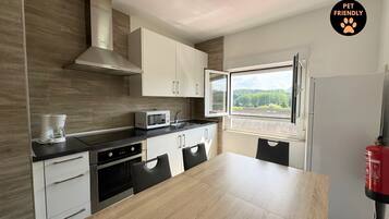 Kjøleskap, mikrobølgeovn, ovn og brødrister