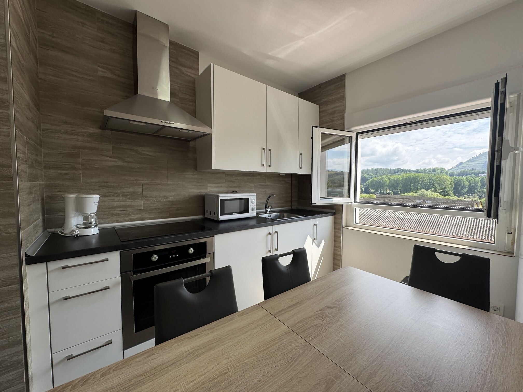 Réfrigérateur, four, batterie de cuisine, vaisselle et ustensiles