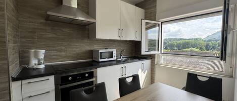 Frigorífic, forn i utensilis de cuina, vaixella i coberteria