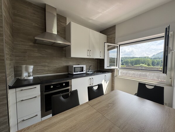 Fridge, oven, cookware/dishes/utensils, dining tables