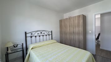 3 quartos, berço de viagem, roupa de cama