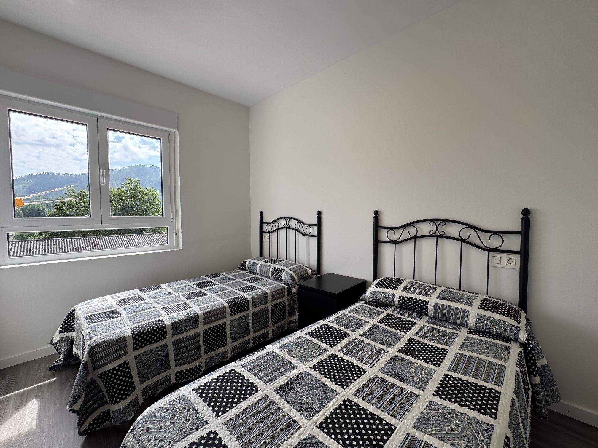 3 slaapkamers, een strijkplank/strijkijzer, reisbedje, gratis wifi