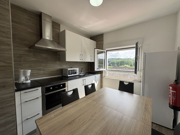 Fridge, oven, cookware/dishes/utensils, dining tables