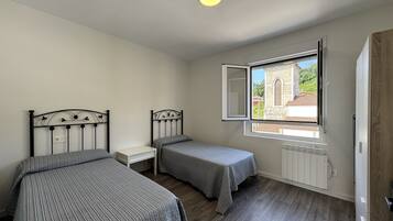 3 habitaciones, cuna de viaje y ropa de cama