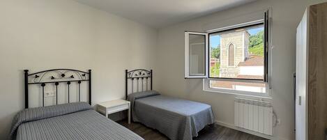 3 bedrooms, travel cot, bed sheets