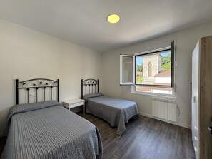 3 bedrooms, travel crib, bed sheets