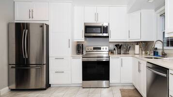 Køleskab, mikrobølgeovn, ovn, kogeplade