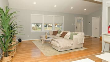 Smart TV, fireplace, ping pong