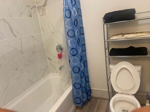 Toallas, jabón, papel de baño 