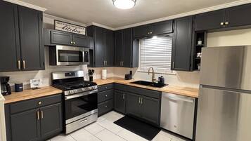 Een magnetron, een oven, een kookplaat, een vaatwasser