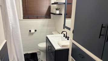 Een haardroger, handdoeken, zeep, shampoo