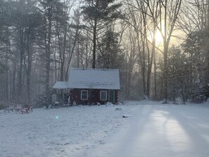 A cabin with a snow-covered roof, surrounded by a forest. - Norwegian-Inspired Pocono Log Cabin, Cozy Woodland Escape & Fire Pit (Mountainhome)