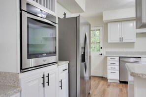 Micro-ondes, four, plaque de cuisson, lave-vaisselle