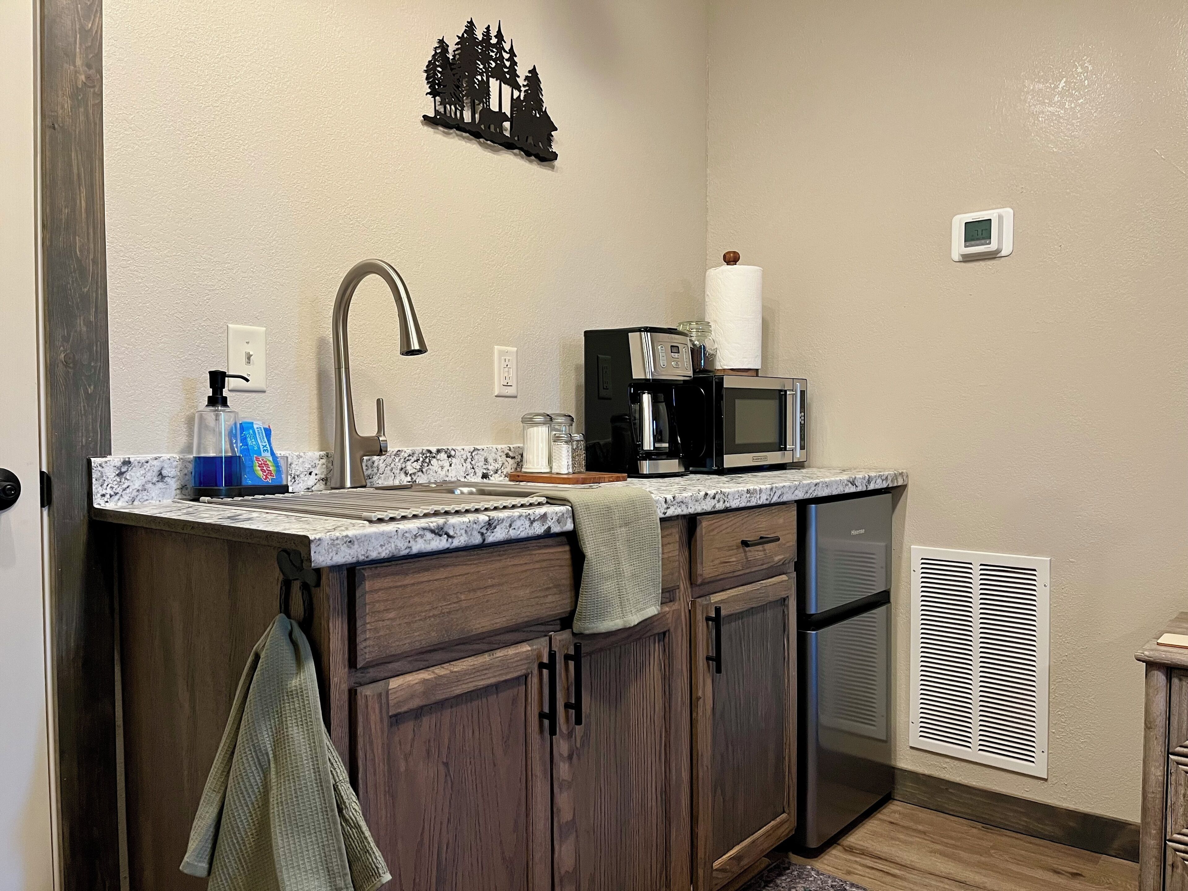 Kühlschrank, Mikrowelle, Wasserkocher mit Kaffee-/Teezubehör