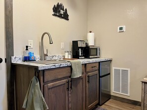 Réfrigérateur, micro-ondes, cafetière/bouilloire, bouilloire électrique