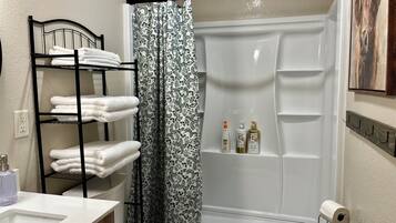 Dusj, hårføner, håndklær og såpe