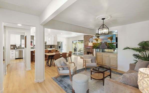 Interior - 5 Bedrooms Remodeled Home Near Knott’s and Disneyland with Pool (Buena Park)