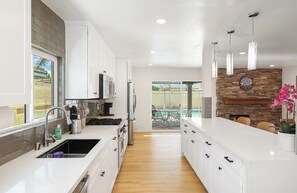 Private kitchen - 5 Bedrooms Remodeled Home Near Knott’s and Disneyland with Pool (Buena Park)