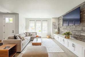 Smart-tv, eldstad, kontor och datorskärmar