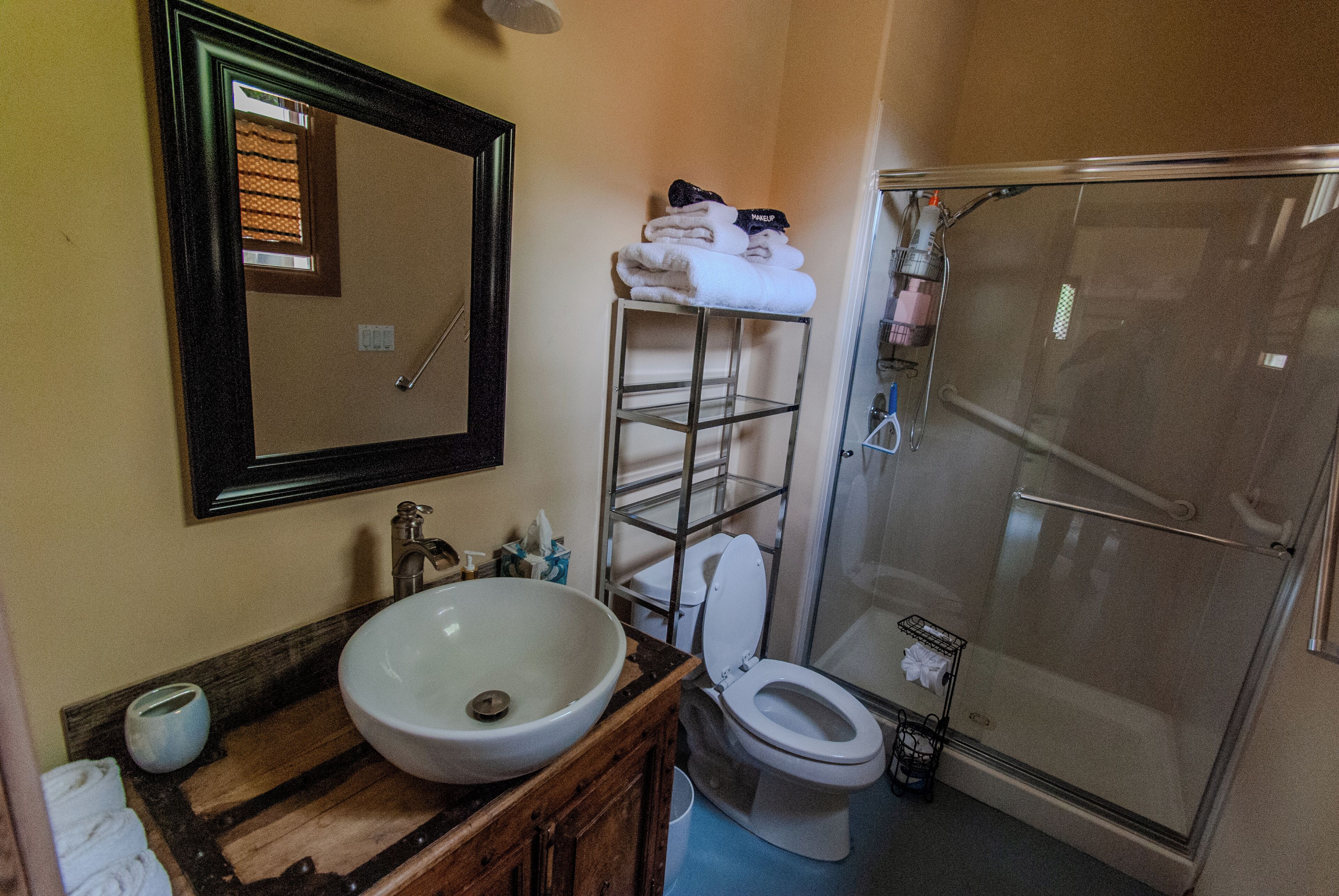 Sunflower | Bathroom | Free toiletries, towels, soap, shampoo