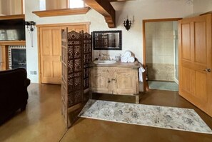 Family House, Multiple Beds | Bathroom | Free toiletries, towels, soap, shampoo
