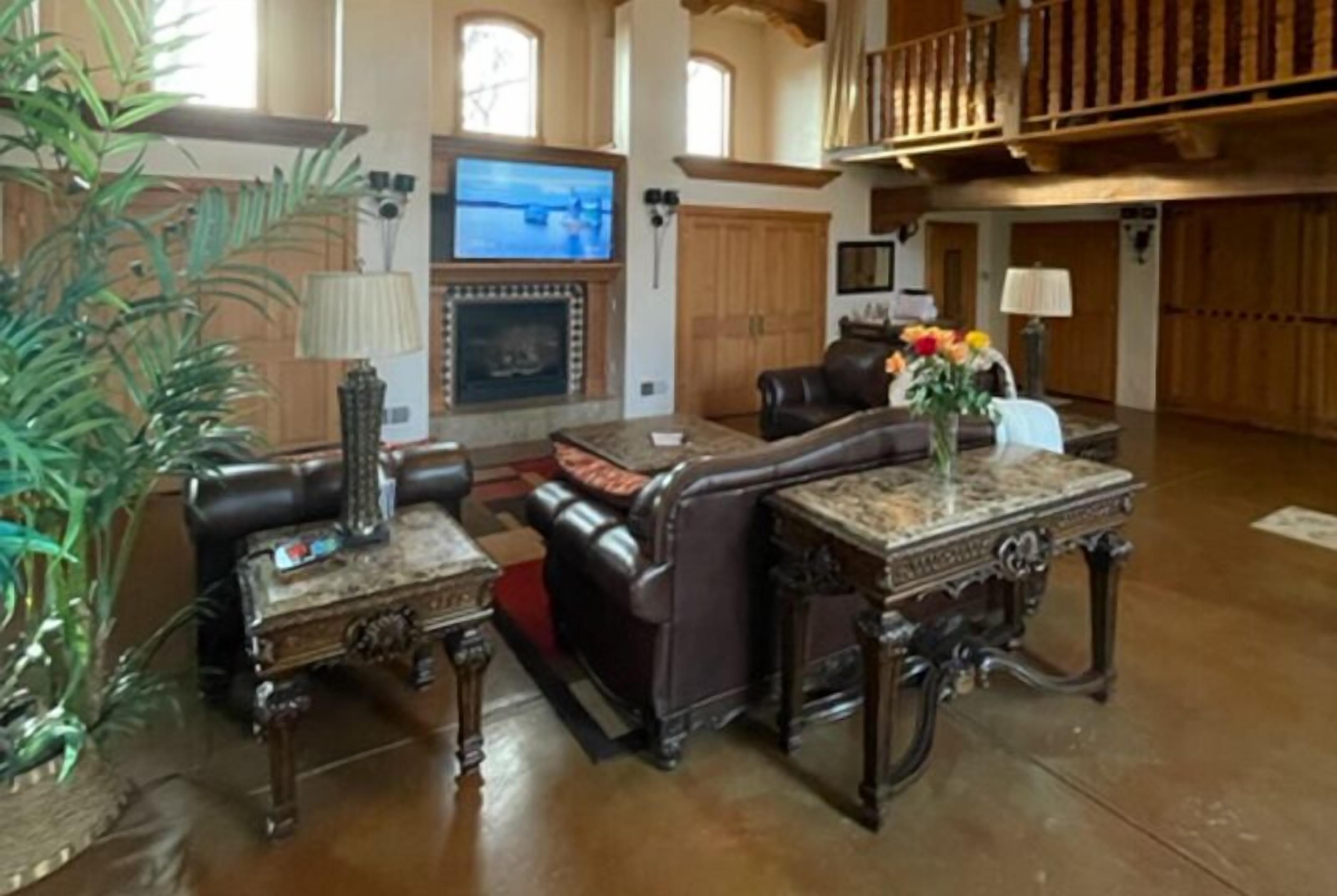 Familie huis, meerdere bedden | Woonruimte | Een 42-inch lcd-televisie met digitale zenders en een open haard