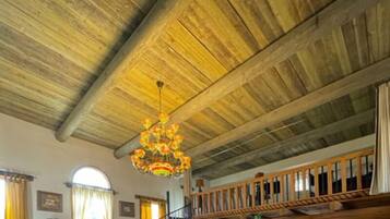 Casa familiar, varias camas | Área de sala de estar | Televisión LCD de 42 pulgadas con canales digitales y chimenea