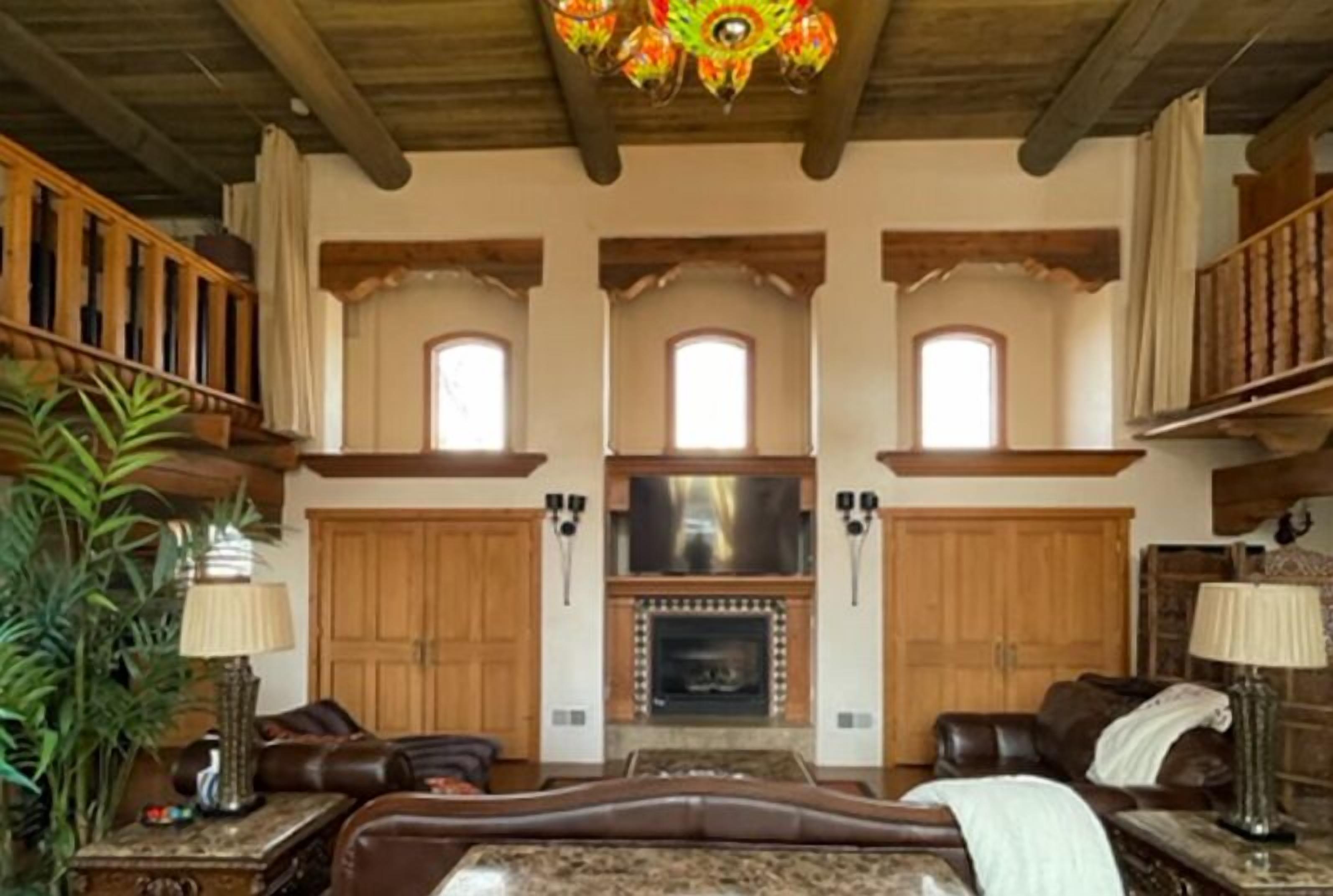 บ้านพักสำหรับครอบครัว, หลายเตียง | บริเวณนั่งเล่น | ทีวีจอแอลซีดี 42 นิ้ว พร้อมช่องดิจิตอล, เตาผิง