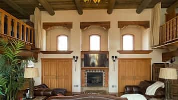 Casa familiar, diversos llits | Sala d'estar | Televisor LCD de 42 polzades amb canals digitals i llar de foc