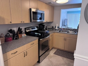 冷蔵庫、電子レンジ、オーブン、コンロ