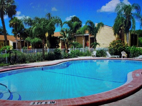 Great 2 BR Condo, 7 minutes to Siesta Key