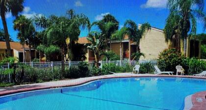 Great 2 BR Condo, 7 minutes to Siesta Key
