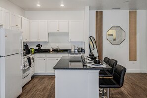 Frigorífico, microondas, horno y placa de cocina