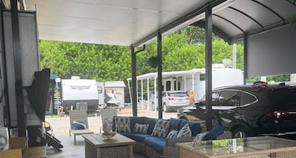 Charming 2-bedroom campground with WiFi, AC in welcoming Key Largo