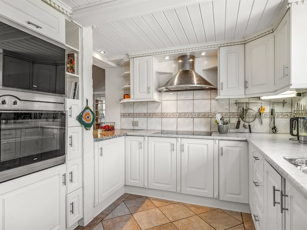 Fridge, microwave, dishwasher, cookware/dishes/utensils