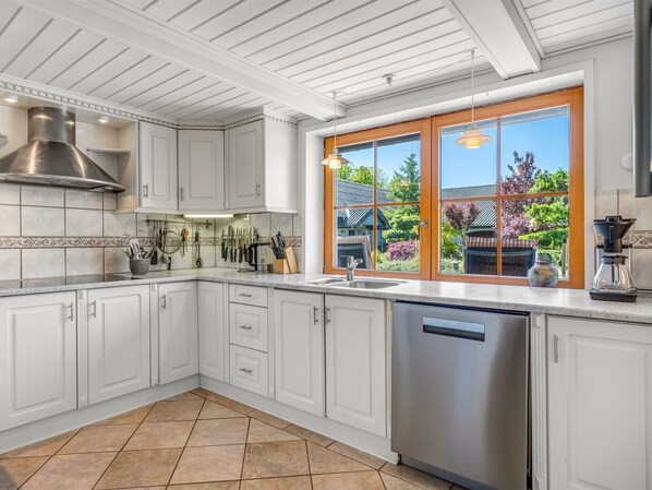 Fridge, microwave, dishwasher, cookware/dishes/utensils