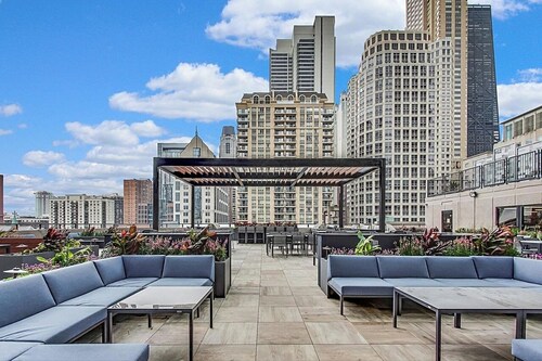 Fully Furnished Gold Coast Luxury Condo with Sunset View Ideal for 30+ Day Stays