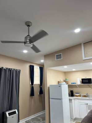 冷蔵庫、電子レンジ、コーヒー / ティーメーカー、調理器具と食器