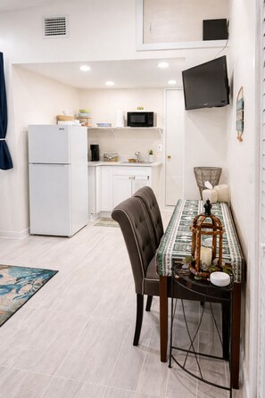 Dining - Clean Coastal Escape | Walkable, Cozy, Pet-Friendly (Jacksonville Beach)