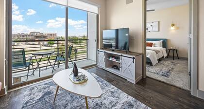 Stylish 1BR Apt in Frisco with Fitness room, Pool & Free parking