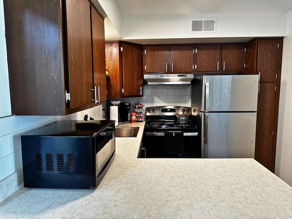 Kühlschrank, Mikrowelle, Ofen, Herdplatte